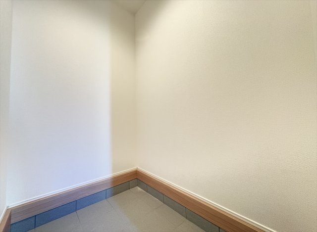 【玄関】 | 富士見市水谷東2丁目　新築一戸建住宅　全1棟　(志木本店) | ベビーカーやアウトドア用品などの保管にも便利なシューズクローク