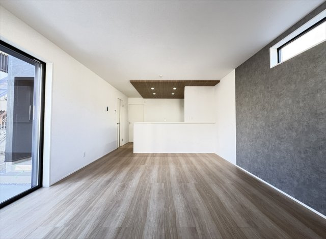 【居間・リビング】 | 富士見市水谷東2丁目　新築一戸建住宅　全1棟　(志木本店) | カースペースに面した開放的なLDK。
