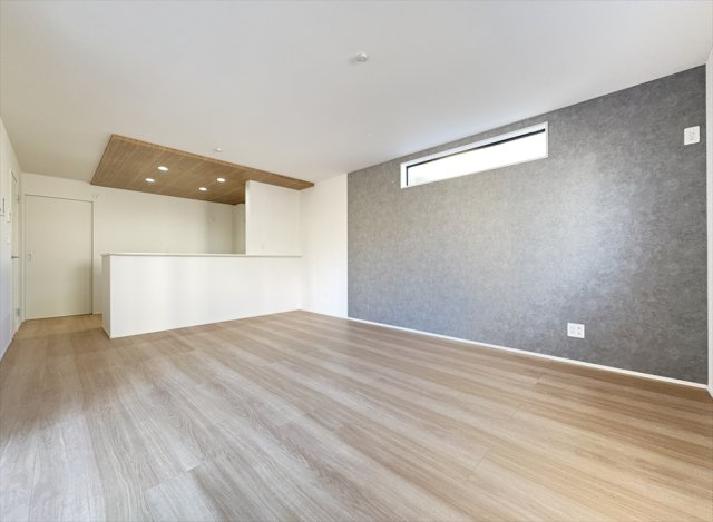 【居間・リビング】 | 富士見市水谷東2丁目　新築一戸建住宅　全1棟　(志木本店) | キッチンの折下天井やリビングのアクセントクロスでメリハリのある空間を演出。