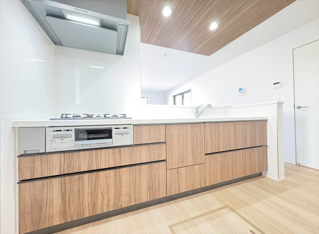 【キッチン】 | 富士見市水谷東2丁目　新築一戸建住宅　全1棟　(志木本店) | リビング全体が見渡せる対面キッチン。家事をしながらお子様の様子も見守れます。