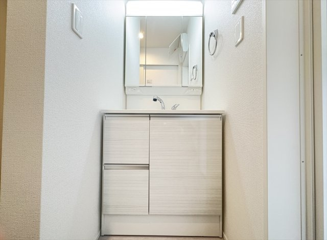 【独立洗面台】 | 富士見市水谷東2丁目　新築一戸建住宅　全1棟　(志木本店) | 三面鏡洗面化粧台は収納部分を鏡が隠してくれますので、スキンケア用品を収納出来ます。シャワーヘッド付なのでお手入れもラクラクなのでキレイに保てます。