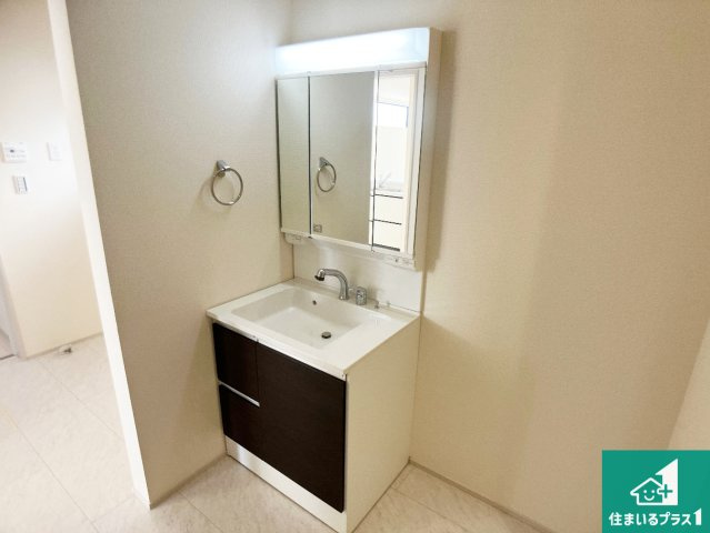 姫路市網干区津市場　新築一戸建ての独立洗面台|清潔感のある洗面台です。フラットな鏡は掃除がしやすく毎日清潔！鏡裏には収納があるのでスッキリとした洗面台が保てます。