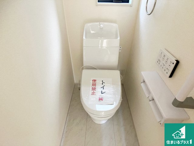 姫路市網干区津市場　新築一戸建てのトイレ|1・2階の2ヶ所にあるので、朝の忙しい時間の順番待ちもなく、深夜の利用にも大変便利です。