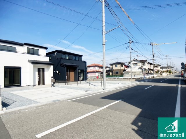 姫路市網干区津市場　新築一戸建ての前面道路含む現地写真|周辺は閑静な住宅街！前面道路広々で車の出し入れも便利です。駐車が苦手な方でも安心して車庫入れできます！