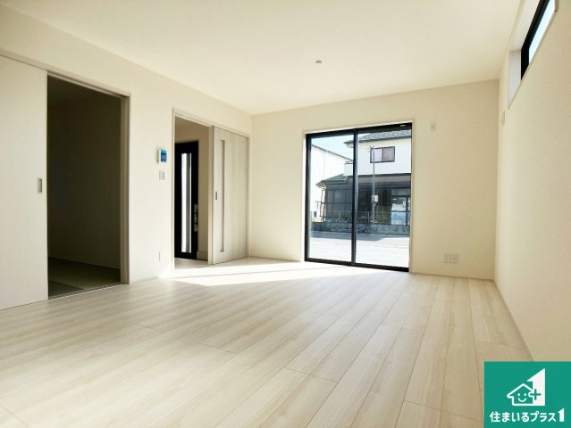 姫路市網干区津市場　新築一戸建ての居間・リビング|日当たり良好の明るいリビングで朝の目覚めもスッキリできそう！対面キッチンでご家族のコミュニケーションも自然と増える設計！小さなお子様が遊ぶスペースを作っても広々とくつろげるLDK！