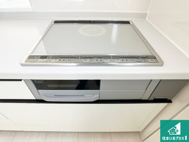 姫路市網干区津市場　新築一戸建ての設備|ダブル高火力Ｓｉセンサー付きコンロ！３口あるので、まとめて料理をする時も大活躍！