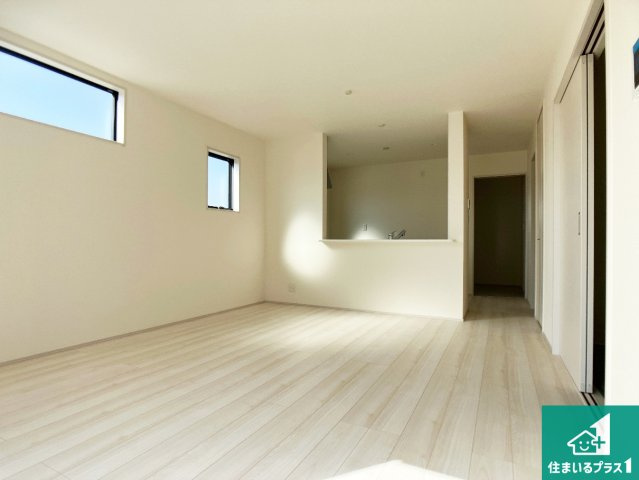 姫路市網干区津市場　新築一戸建ての居間・リビング|シンプルなリビングは、観葉植物等のインテリアを楽しめますね！パパ好みにも、ママ好みにも家具次第で雰囲気を変えることができます！