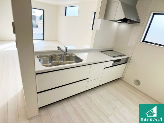 姫路市網干区津市場　新築一戸建てのキッチン|リビングと統一感があり、使い勝手のいいキッチン。広々としているので、二人並んで作業が出来ちゃいます。お子様と一緒に色々なお料理に挑戦できるスペースがあります。