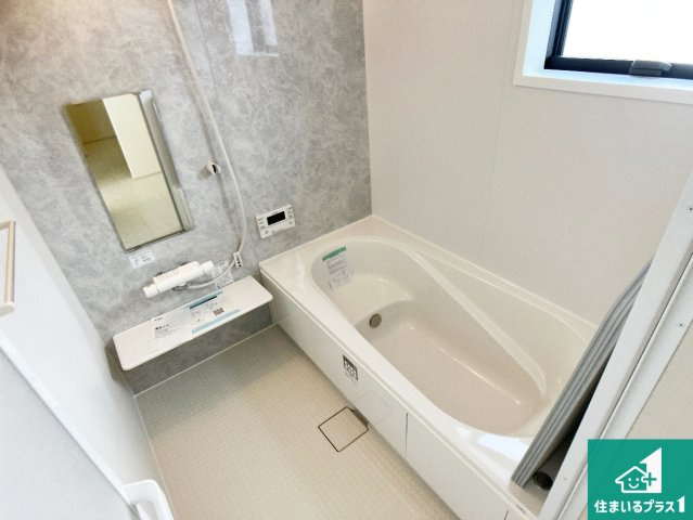 姫路市網干区津市場　新築一戸建ての浴室|足をゆったり伸ばして寛げる浴槽です。窓が設けられていますので差し込む光が明るく穏やかな雰囲気にしてくれます♪浴室乾燥機も設置しているので、雨の日の洗濯物も安心です♪