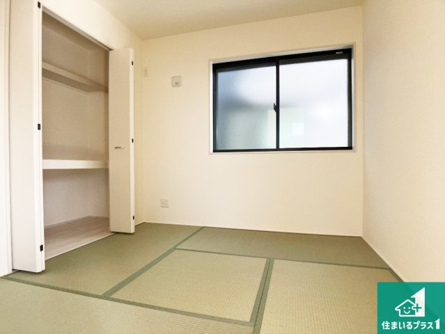 姫路市網干区津市場　新築一戸建ての和室|一室あると便利な和室は客間としてだけでなく、小さなお子様のプレイルームや食後のくつろぎスペースとしてもご利用いただけます。収納もついていますので大活躍間違いなし！