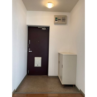 【玄関】 | ガーデンムツミA | 明るい玄関です