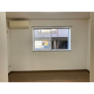 【居間・リビング】 | ガーデンムツミA | こちらの居間で趣味の時間をお楽しみください