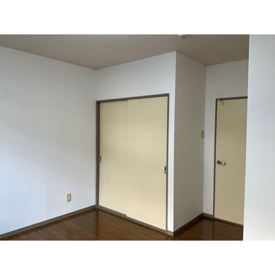 【居間・リビング】 | ガーデンムツミA | こちらの居間で趣味の時間をお楽しみください