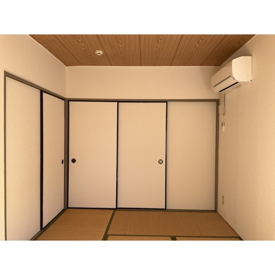 【居間・リビング】 | ガーデンムツミA | こちらのリビングで趣味の時間をお楽しみください