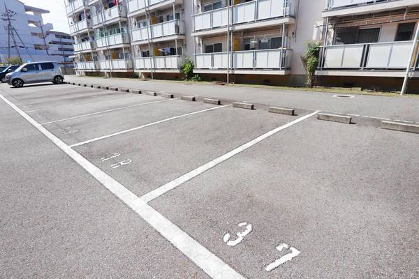 三木市別所町朝日ケ丘の賃貸マンションの駐車場