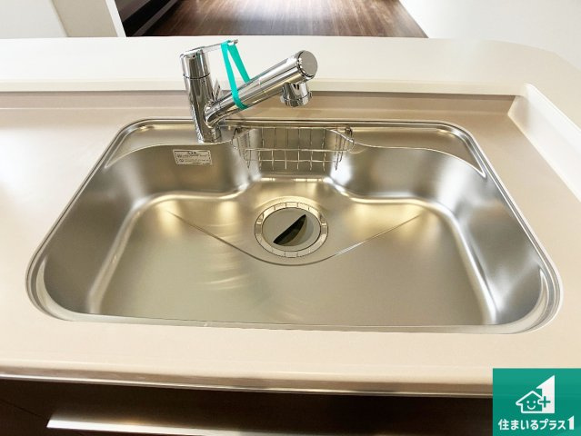 姫路市網干区坂出　第2期　新築一戸建ての設備|蛇口の先端に浄水器を内蔵しています！原水と浄水、お湯と冷水、シャワーの切替えがワンタッチなので用途によって使い分けられます。