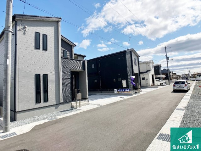 姫路市網干区坂出　第2期　新築一戸建ての前面道路含む現地写真|周辺は閑静な住宅街！前面道路広々で車の出し入れも便利です。駐車が苦手な方でも安心して車庫入れできます！