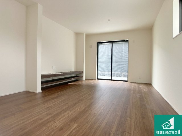 姫路市網干区坂出　第2期　新築一戸建ての居間・リビング|日当たり良好の明るいリビングで朝の目覚めもスッキリできそう！対面キッチンでご家族のコミュニケーションも自然と増える設計！小さなお子様が遊ぶスペースを作っても広々とくつろげるLDK！