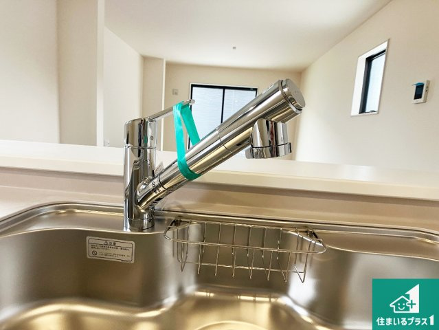 姫路市網干区坂出　第2期　新築一戸建ての設備|浄水器を内蔵！炊飯時、お茶を作る時に安心してお水を使えます！お湯と冷水、浄水と原水、シャワーの切替えもワンタッチです！