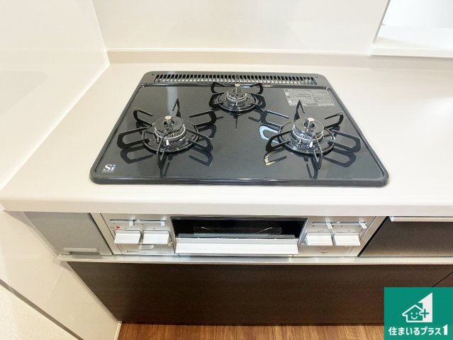 姫路市網干区坂出　第2期　新築一戸建ての設備|ダブル高火力Ｓｉセンサー付きコンロ！３口あるので、まとめて料理をする時も大活躍！