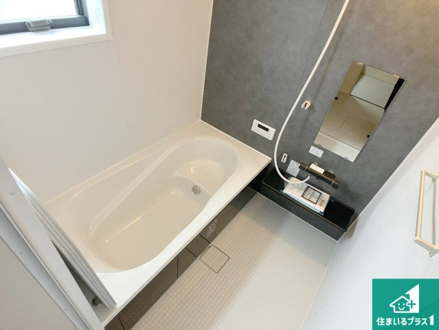 姫路市網干区坂出　第2期　新築一戸建ての浴室|足をゆったり伸ばして寛げる浴槽です。窓が設けられていますので差し込む光が明るく穏やかな雰囲気にしてくれます♪浴室乾燥機も設置しているので、雨の日の洗濯物も安心です♪