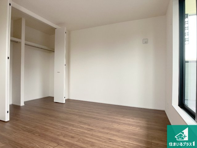 姫路市網干区坂出　第2期　新築一戸建ての洋室|寝室は心地よい眠りについてもらいたくて、シンプルかつ開放的な空間な設計にしています！大きな窓から差し込む日が心地いいです♪