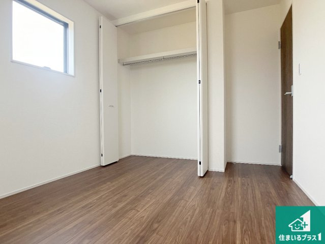 姫路市網干区坂出　第2期　新築一戸建ての洋室|収納スペースが充実しているので子供の成長に合わせてたくさん収納ができます！家族構成に合わせた様々な活用ができる収納！