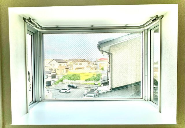ビッグヴァン二俣川ホームズのその他|出窓付きの開放的な眺望。陽光をたっぷりと取り込み、お部屋全体を明るく包み込みます。