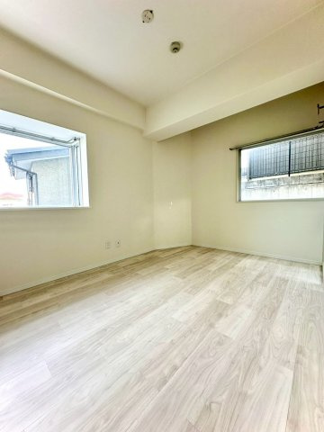 ビッグヴァン二俣川ホームズの洋室|2面採光で通風良好の洋室。明るさと静けさを兼ね備え、プライベートルームとして快適に過ごせます。