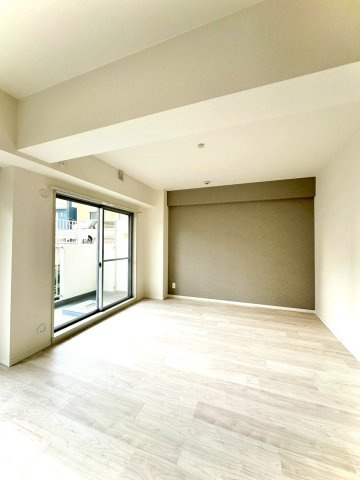 ビッグヴァン二俣川ホームズの居間・リビング|ホワイトを基調とした明るい洋室。家具の配置がしやすいシンプルな形状で、寝室やワークルームとしても最適です。