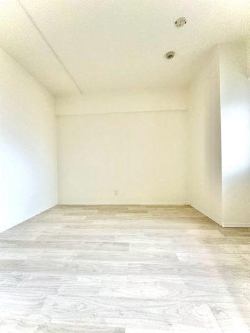 ビッグヴァン二俣川ホームズの洋室|白を基調としたシンプルな洋室。明るい木目フローリングが優しい印象を与え、家具のレイアウトがしやすい空間です。