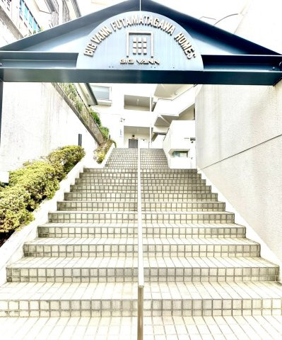 ビッグヴァン二俣川ホームズのその他|「BIG VANN FUTAMATAGAWA HOMES」のロゴが印象的なエントランス。タイル貼りの階段が重厚感を演出します。