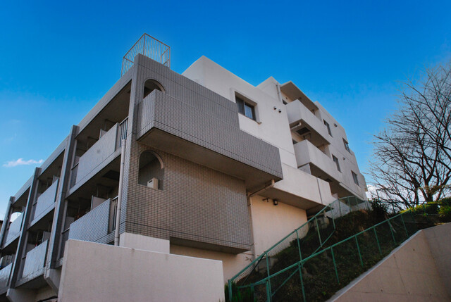 ビッグヴァン二俣川ホームズの外観|1987年11月に建てられたビッグヴァン二俣川ホームズは、相模鉄道本線二俣川駅から徒歩4分に立地します。横浜駅まで急行で10分の近さを誇り、毎日の通勤通学や休日のショッピングにも交通アクセスは良好です