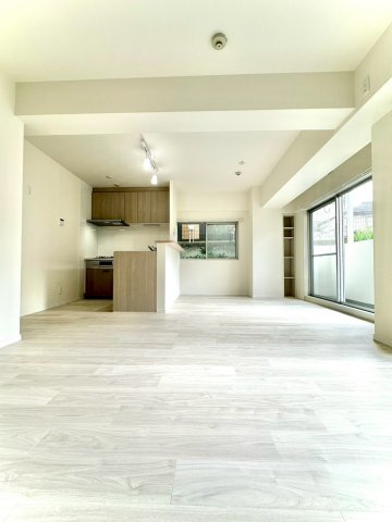 ビッグヴァン二俣川ホームズの居間・リビング|南面に大きな窓を配した開放的なリビング。淡いフローリングと白壁が調和し、優しい光に包まれる心地よい空間です。