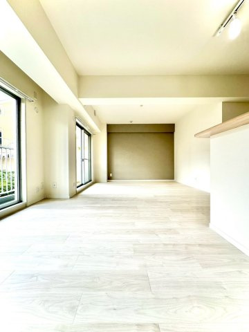 ビッグヴァン二俣川ホームズの居間・リビング|奥行きのあるリビングダイニングは、ゆとりのある20帖超の広さ。家族の団欒や来客にも対応できる上質な間取りです。