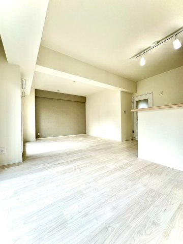 ビッグヴァン二俣川ホームズの居間・リビング|窓からの光を最大限に取り入れる設計。ブラウンのアクセントクロスが上品に映える、落ち着いた印象のリビングです。