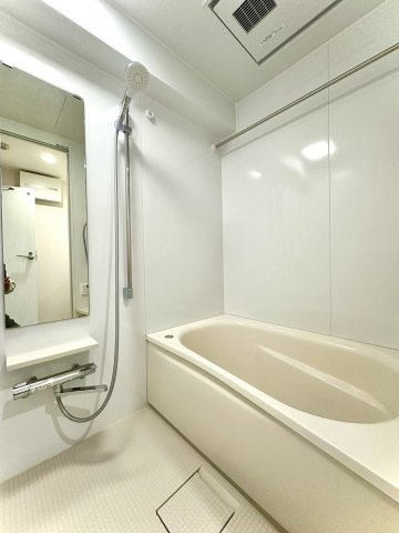 ビッグヴァン二俣川ホームズの浴室|清潔感あふれるホワイトのユニットバス。浴室乾燥機付きで、雨の日の衣類乾燥にも便利です。