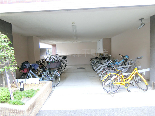ライオンズグローベル蒲田センターフォートのその他共用部分|屋根付きラック式の駐輪場　空き状況等詳細はお問合せください。