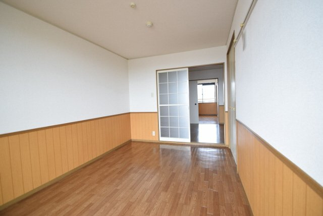 グランメール藤原の居間・リビング|きれいな南側の洋室。