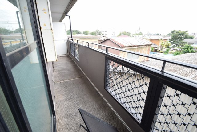 グランメール藤原のバルコニー|長いバルコニーです。