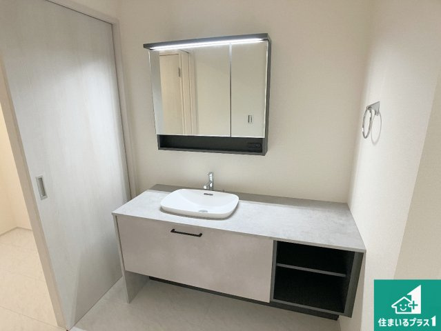 姫路市網干区坂出　第2期　新築一戸建ての独立洗面台|清潔感のある洗面台です。フラットな鏡は掃除がしやすく毎日清潔！鏡裏には収納があるのでスッキリとした洗面台が保てます。