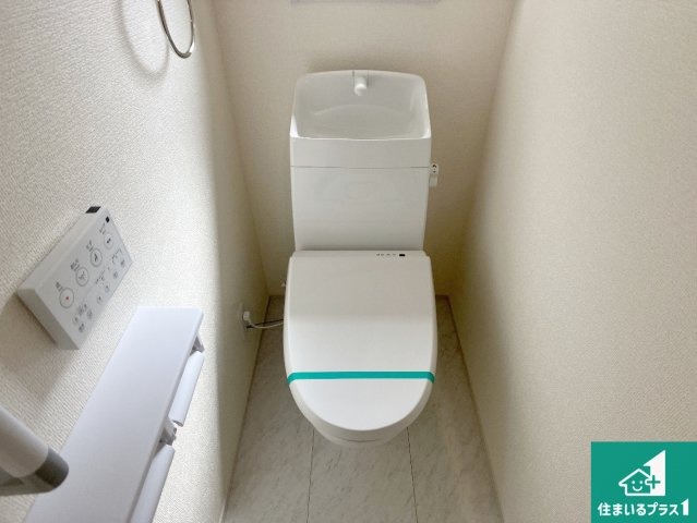 姫路市網干区坂出　第2期　新築一戸建てのトイレ|1・2階の2ヶ所にあるので、朝の忙しい時間の順番待ちもなく、深夜の利用にも大変便利です。