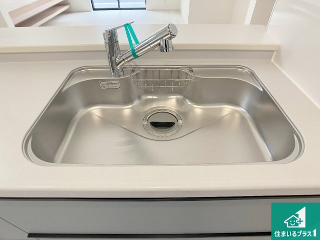 姫路市網干区坂出　第2期　新築一戸建ての設備|蛇口の先端に浄水器を内蔵しています！原水と浄水、お湯と冷水、シャワーの切替えがワンタッチなので用途によって使い分けられます。