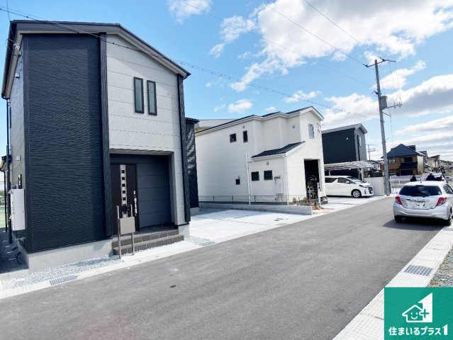 姫路市網干区坂出　第2期　新築一戸建ての前面道路含む現地写真|周辺は閑静な住宅街！前面道路広々で車の出し入れも便利です。駐車が苦手な方でも安心して車庫入れできます！