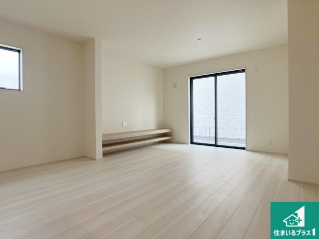 姫路市網干区坂出　第2期　新築一戸建ての居間・リビング|日当たり良好の明るいリビングで朝の目覚めもスッキリできそう！対面キッチンでご家族のコミュニケーションも自然と増える設計！小さなお子様が遊ぶスペースを作っても広々とくつろげるLDK！