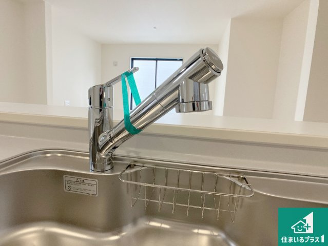 姫路市網干区坂出　第2期　新築一戸建ての設備|浄水器を内蔵！炊飯時、お茶を作る時に安心してお水を使えます！お湯と冷水、浄水と原水、シャワーの切替えもワンタッチです！