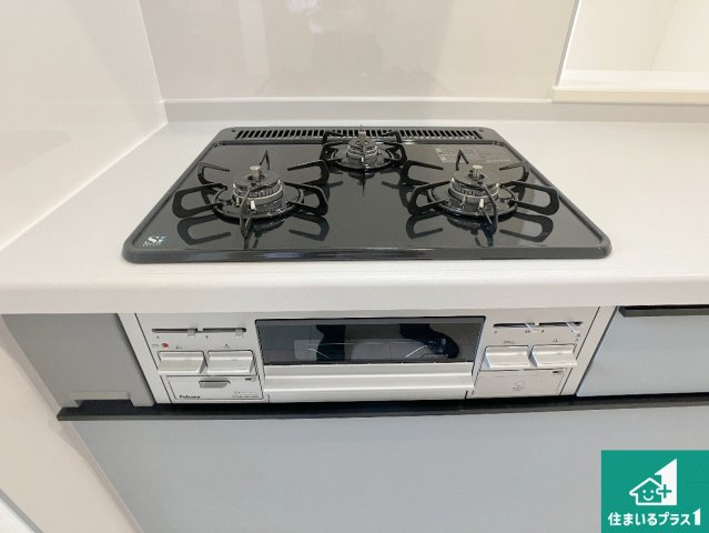 姫路市網干区坂出　第2期　新築一戸建ての設備|ダブル高火力Ｓｉセンサー付きコンロ！３口あるので、まとめて料理をする時も大活躍！