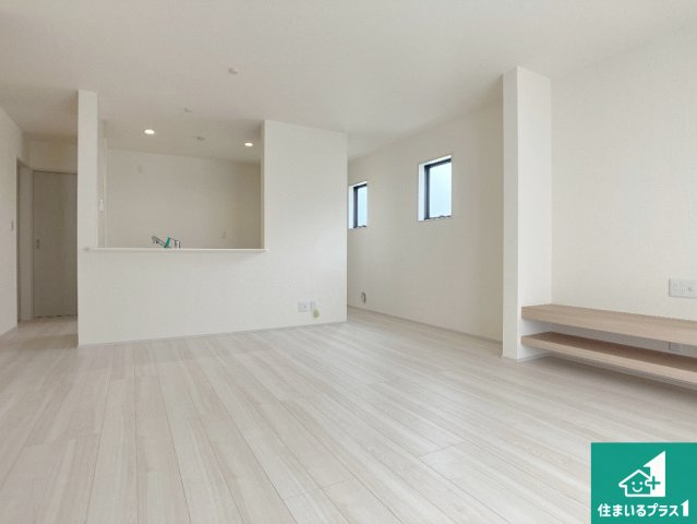 姫路市網干区坂出　第2期　新築一戸建ての居間・リビング|子供を見守りながらお料理が出来るため家族のコミュニケーションか増えます♪スペースが広く確保されている為お子様が大きくなったときは一緒に料理を楽しめます♪