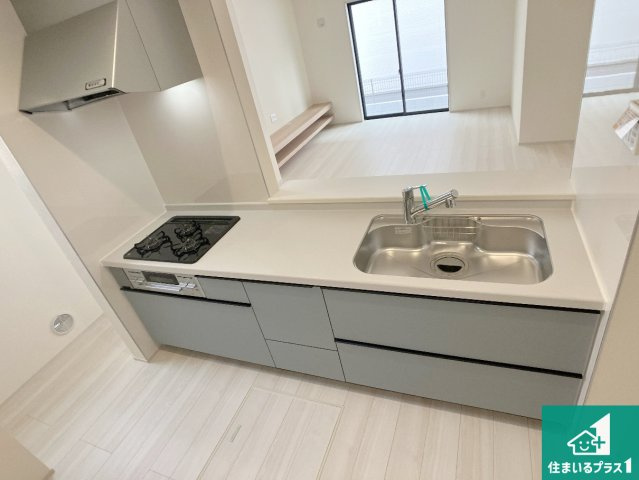 姫路市網干区坂出　第2期　新築一戸建てのキッチン|明るいリビングで朝の目覚めもスッキリできそう！対面キッチンでご家族のコミュニケーションも自然と増える設計！小さなお子様が遊ぶスペースを作っても広々とくつろげるLDK！