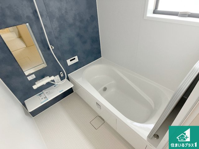 姫路市網干区坂出　第2期　新築一戸建ての浴室|足をゆったり伸ばして寛げる浴槽です。窓が設けられていますので差し込む光が明るく穏やかな雰囲気にしてくれます♪浴室乾燥機も設置しているので、雨の日の洗濯物も安心です♪